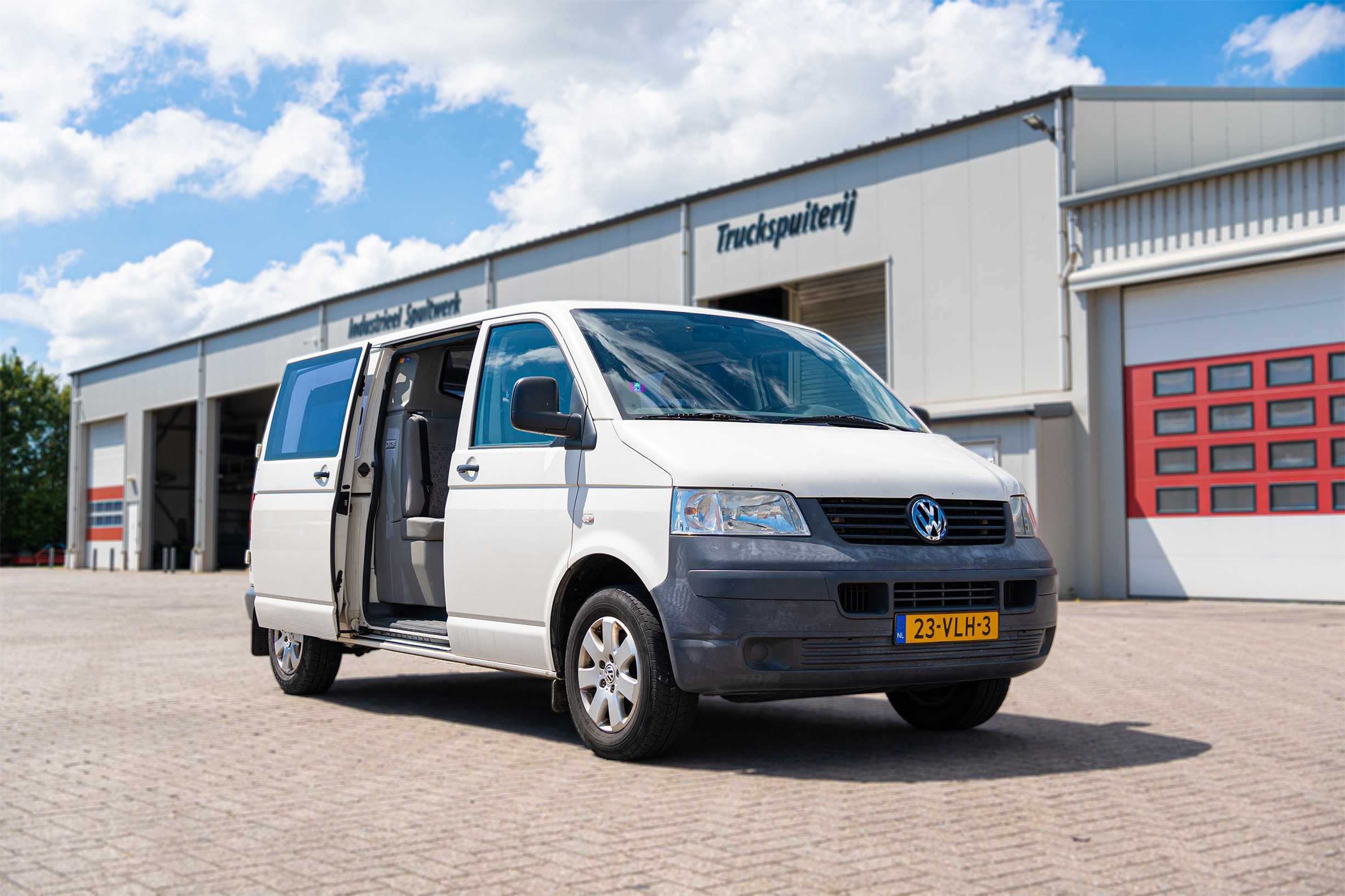 AMZ-autoverhuur_volkswagen-transporter-6pers-3-min